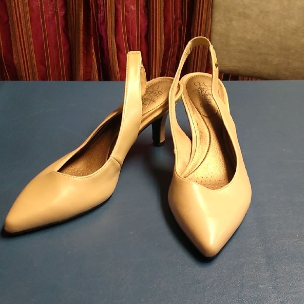 Life Stride 11M Cream Slingback Heels with Pointed Toe and Medium Heel